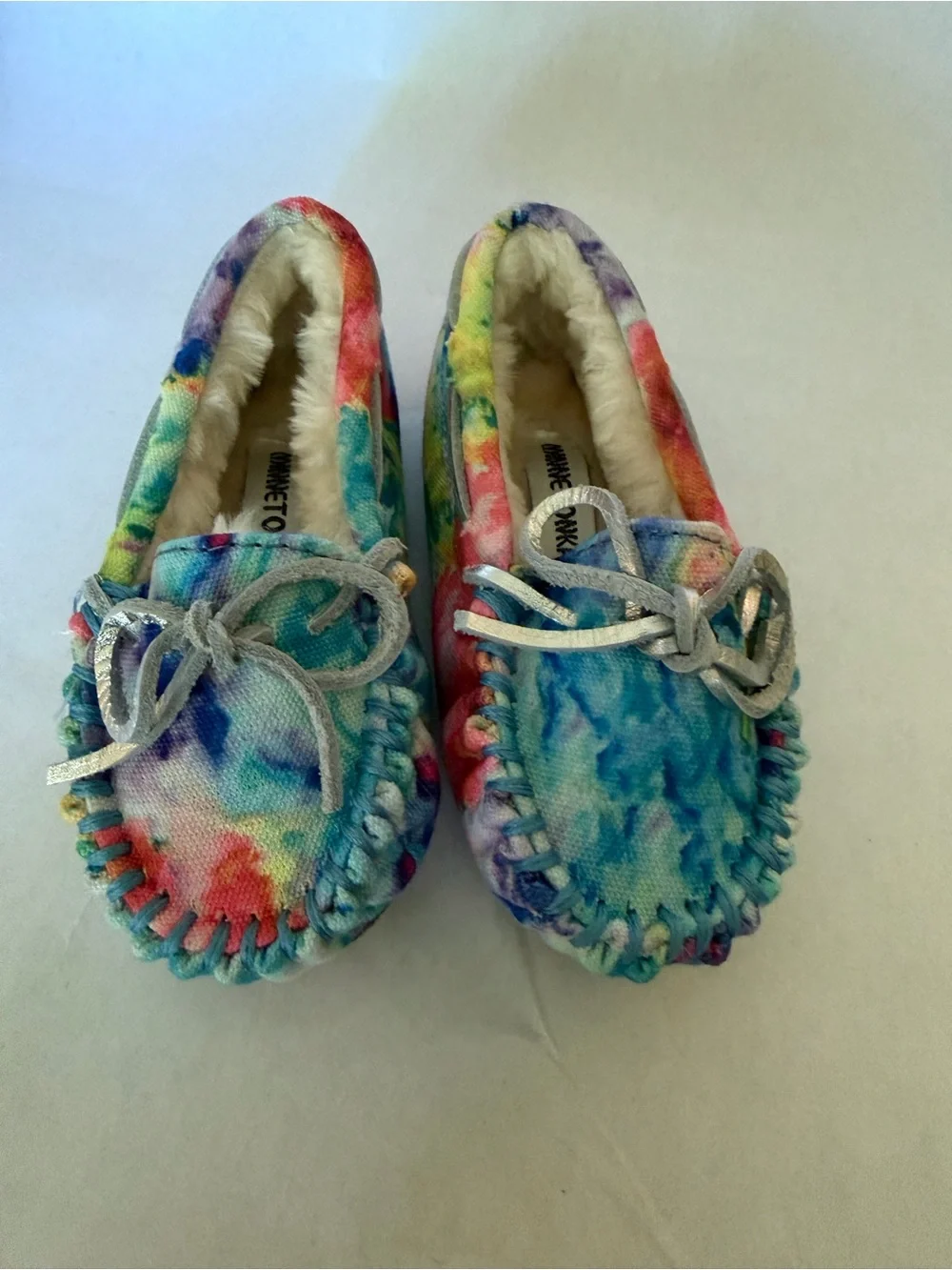 Minnetonka Tie-Dye Faux Fur Lined Kids Moccasin Slippers - Multi